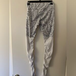 ALO Yoga Gray Leaf Print Leggings